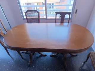 Mesa de comedor ovalada de madera