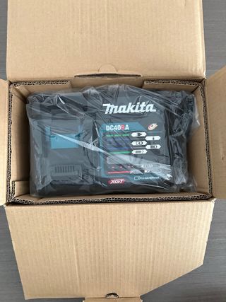 Cargador Makita DC40RA XGT