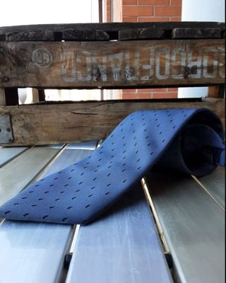 Cravatta blu con pois