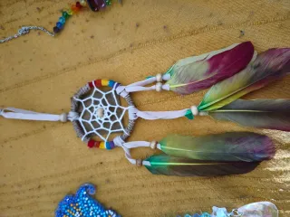 Atrapasueños pequeño arcoíris plumas