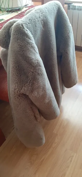 Abrigo de pelo gris mujer.  Marca ZARA