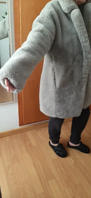 Abrigo de pelo gris mujer.  Marca ZARA