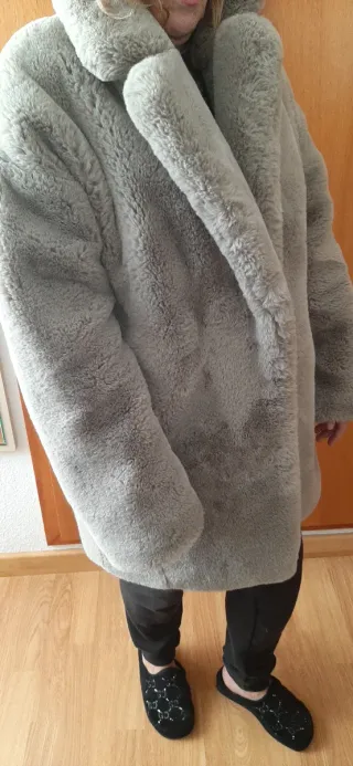 Abrigo de pelo gris mujer.  Marca ZARA