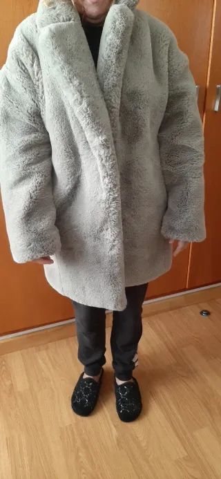 Abrigo de pelo gris mujer.  Marca ZARA