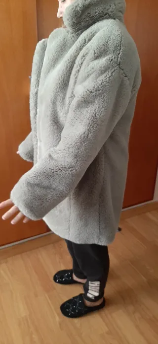 Abrigo de pelo gris mujer.  Marca ZARA