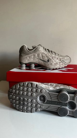 Nike Shox R4 Gris Floral