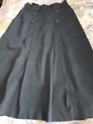 Falda negra plisada con botones