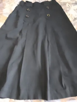 Falda negra plisada con botones