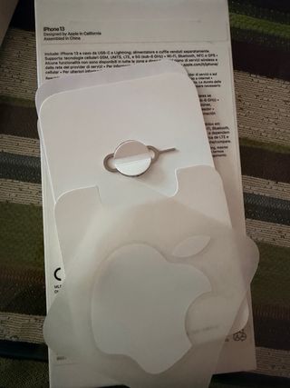 iPhone 13 + 10 fundas + protectores