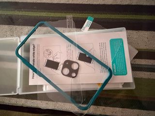 iPhone 13 + 10 fundas + protectores