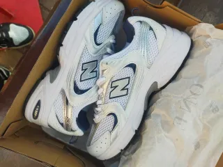 Zapatillas New Balance plateadas y azules