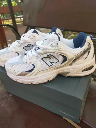 Zapatillas New Balance plateadas y azules