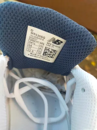 Zapatillas New Balance plateadas y azules