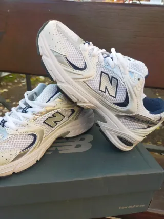 Zapatillas New Balance plateadas y azules