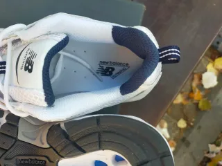 Zapatillas New Balance plateadas y azules