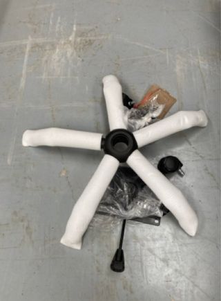 Silla de oficina marrón con ruedas