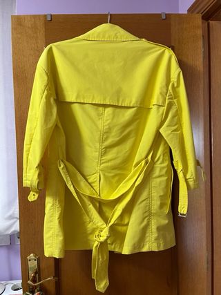 Gabardina amarilla