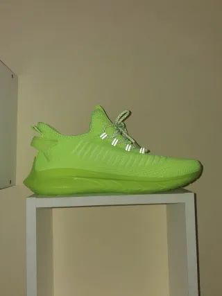 Zapatillas deportivas verdes Por las dos 100€