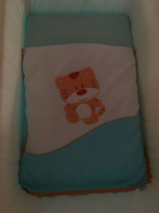 Cuna de bebé de madera