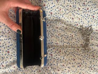 Bolso de fiesta azul brillante con cadena