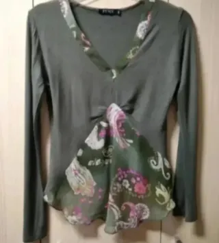 Camiseta Fénix verde con estampado floral