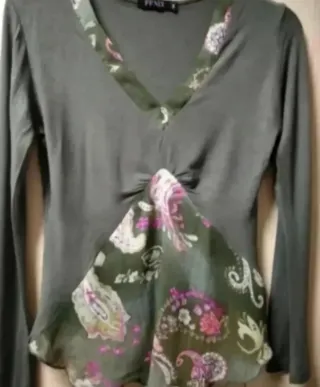 Camiseta Fénix verde con estampado floral