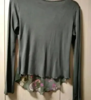 Camiseta Fénix verde con estampado floral