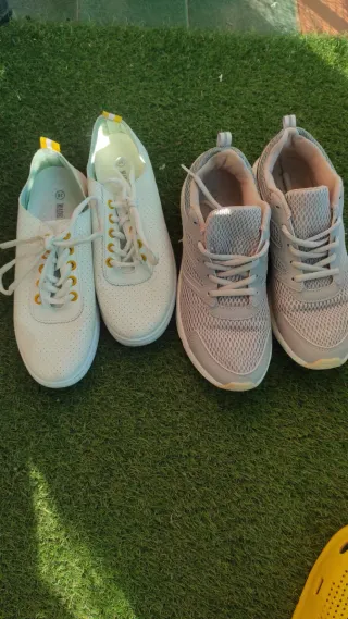 2 pares zapatillas deportivas grises y blancas