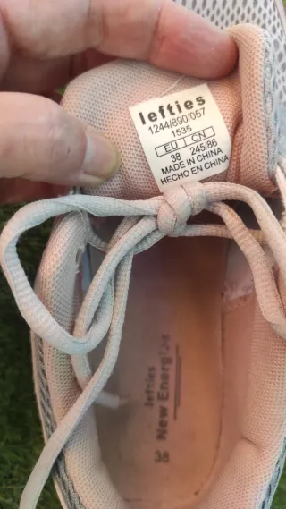 2 pares zapatillas deportivas grises y blancas