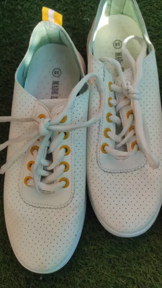 2 pares zapatillas deportivas grises y blancas