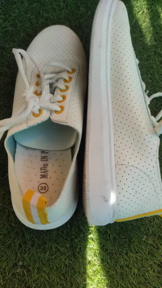 2 pares zapatillas deportivas grises y blancas