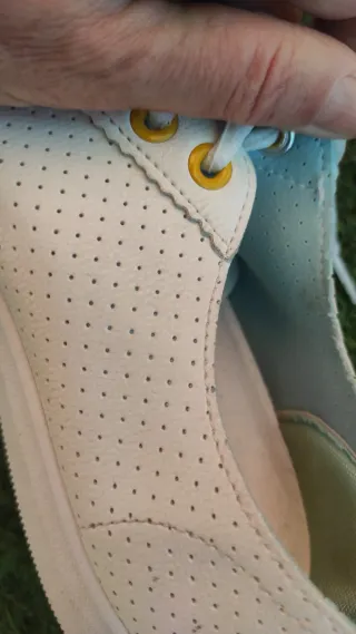 2 pares zapatillas deportivas grises y blancas