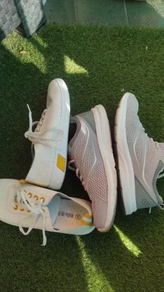 2 pares zapatillas deportivas grises y blancas