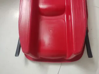 Trineo rojo para nieve de dos plazas.