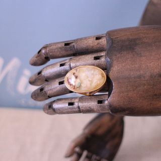 Anillo dorado mate con óvalo de resina C