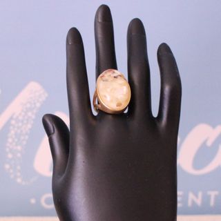 Anillo dorado mate con óvalo de resina C