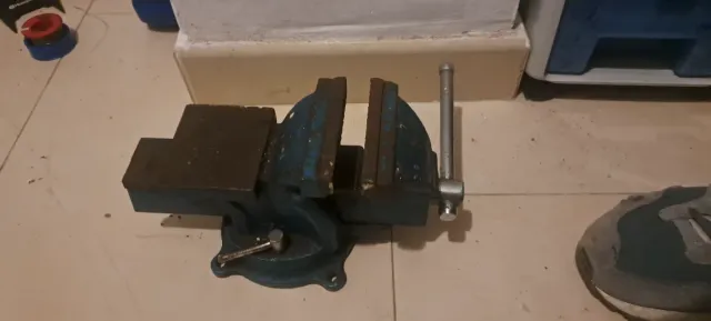 Tornillo de banco azul