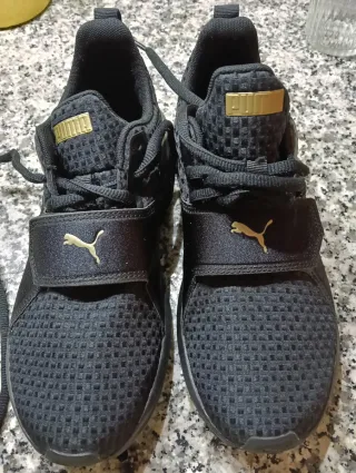 Zapatillas Puma Negras y Doradas