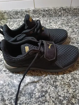 Zapatillas Puma Negras y Doradas