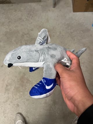 Squalo peluche con scarpe Nike