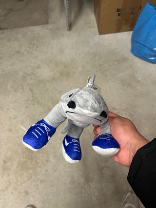 Squalo peluche con scarpe Nike