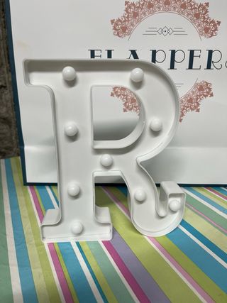 Letra R con luz a pilas