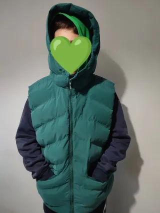 Chaleco acolchado verde con capucha