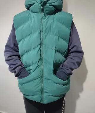 Chaleco acolchado verde con capucha