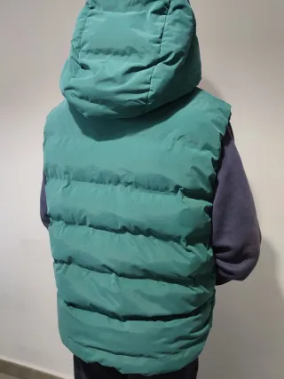 Chaleco acolchado verde con capucha