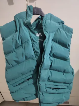 Chaleco acolchado verde con capucha