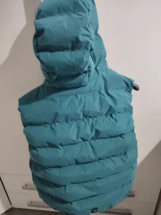 Chaleco acolchado verde con capucha