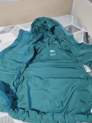 Chaleco acolchado verde con capucha