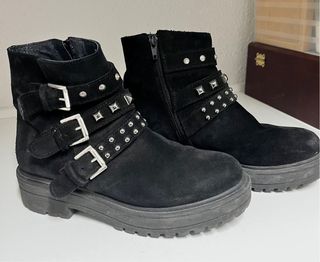 Botines Brownie negros con pulseras