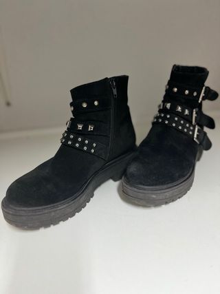 Botines Brownie negros con pulseras